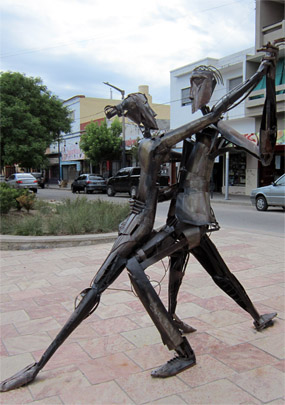 ADNTIIC 2011 :: Excursion #1 :: La Falda (Valle de Punilla) :: Tango sculpture